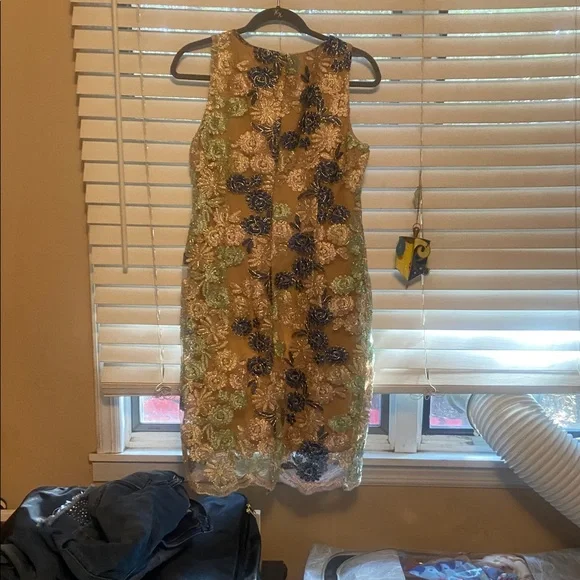 Dressy dress with flowers size m can wear to any occasion - Picture 2 of 2
